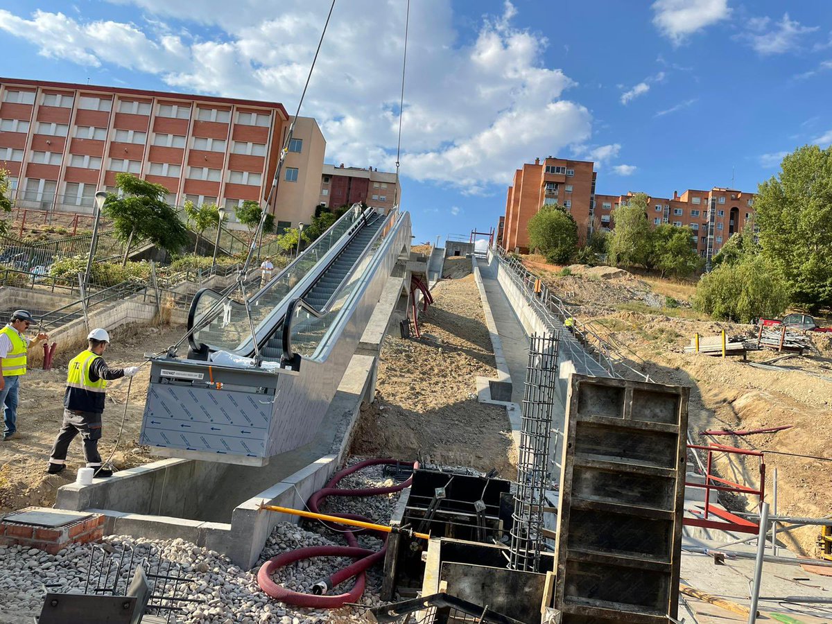 oscar_puente_'s tweet photo. Comienza el montaje de los elementos mecánicos de la escalera y ascensor de la ladera norte de Parquesol. https://t.co/kL1ruW8sry