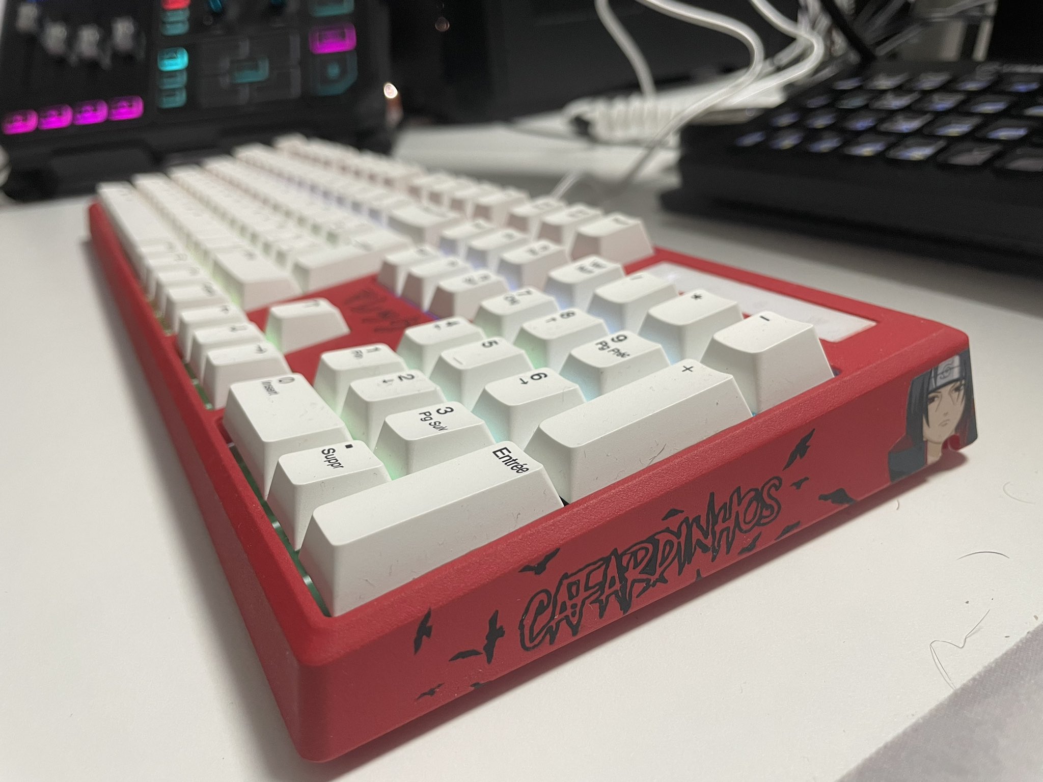 maleK on X: Clavier custom rouge. Switch red + brown. Full lub