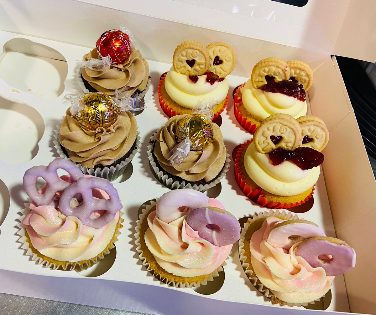 BuckshawHub's tweet photo. Special delivery from Natalie at The Cakehouse!🧁

We've got cupcakes and brownies galore at Cappuccino's today, including Double Decker, Biscoff, Crunchie, Kinder Bueno, Terry's Chocolate Orange, Oreo and Mars bar. 😋

Which flavour are you going for? 👀👇

#brownies #cupcakes https://t.co/T8HrNQyqSS