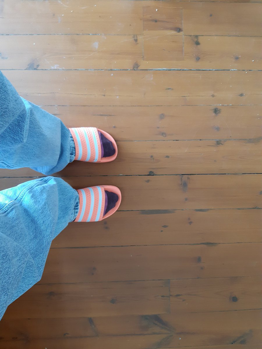 Kun heräät aamulla ja selkä on niin jumissa ettet saa kenkiä jalkaan. Loistavat muuten nämä Addun sandaalit, muotoutuvat jalan mukaan. #töissärisessä