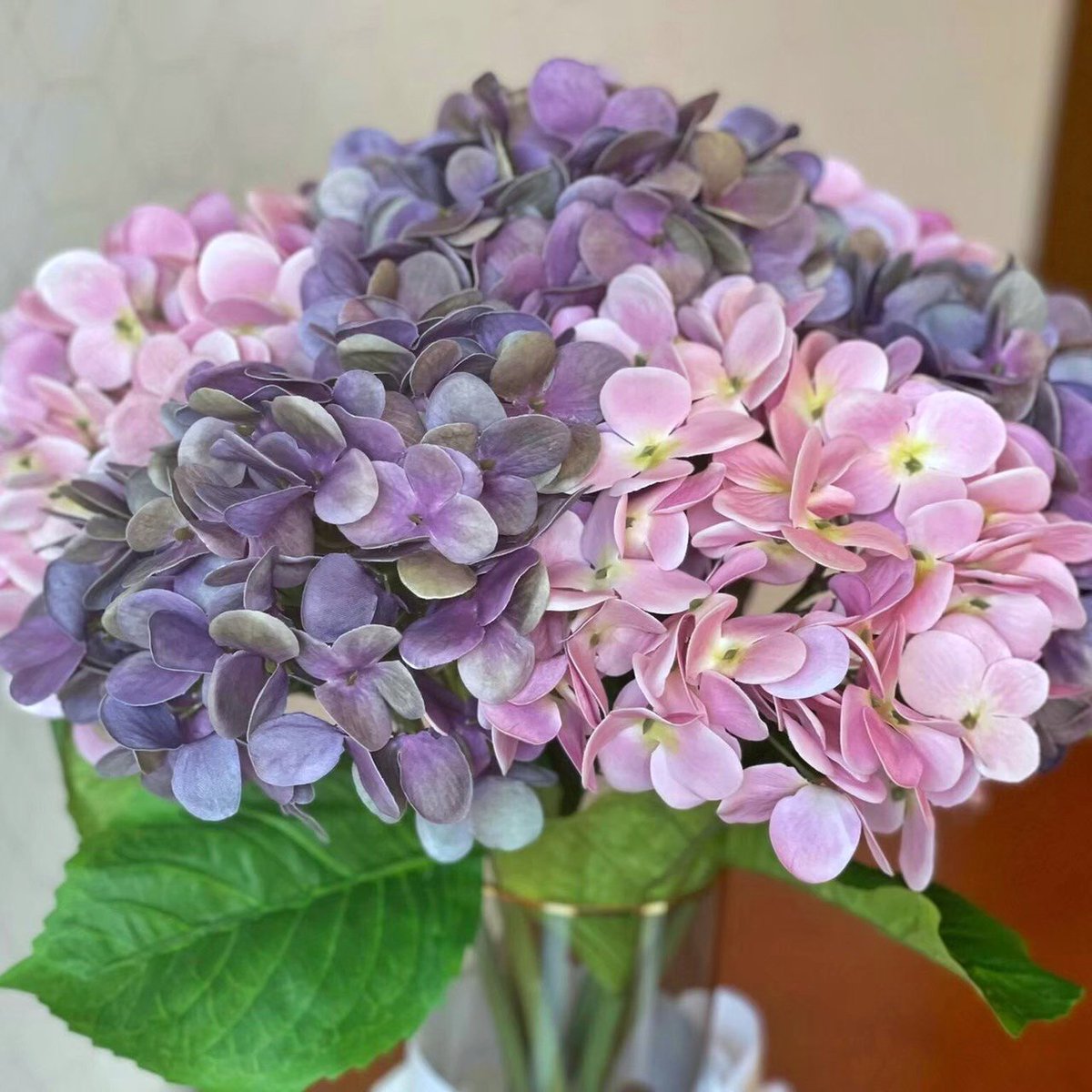 atmo_decor's tweet photo. อีกหนึ่งทรงเเจกันครัลตัลสไตล์เรียบหรูที่เหมาะกับทุกพื้นที่ใช้สอยจัดด้วยไฮเดรนเยียโทนสี PALEPINK×PIRIWINKLE เป็นเฉดที่ไม่หวานเลี่ยนจนเกินไป การันตีความสวยจากคุณลูกค้าที่น่ารักค่ะ ❤️🌷
มองหา #เเจกันดอกไม้เสมือนจริง ต้อง #atmodecor เท่านั้น
CR. ภาพสวยๆจากคุณลูกค้า...ขอบคุณค่ะ https://t.co/Y5TBrR16ZS