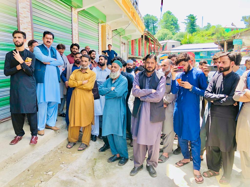 aneeq_khalil's tweet photo. #آواز_دو_ہم_ایک_ہیں✌️⁩🚩

قلعاں ایکشن کمیٹی پونچھ  کی کال پر مکمل شٹر ڈاؤن ہڑتال، انجمن تاجران قلعاں ، سول سوسائٹی اور تمام جماعتوں کے افراد نے شرکت کی اس موقعہ پر احتجاجی مظاہرہ کا انقعاد کیا گیا https://t.co/1O15KfuNAW