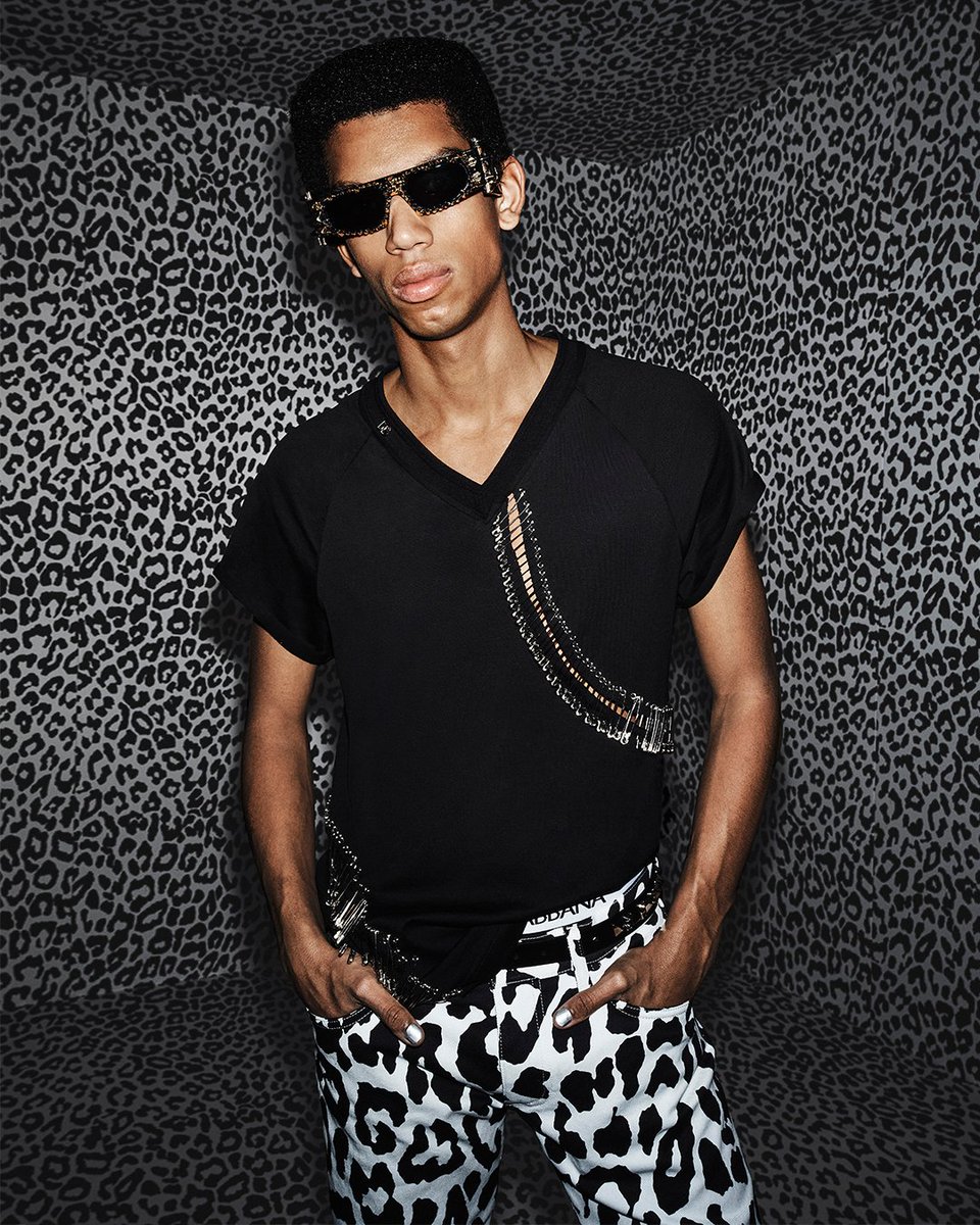 dolcegabbana's tweet photo. In a tribute to punk rock, #DolceGabbana presents #DGDarkSide, the new Collection celebrating self-confidence and individuality through the revisited aesthetic of the hypnotic black&white Damier print.
Discover more at https://t.co/TwwDC3I3kF https://t.co/NVWe0eWTjF