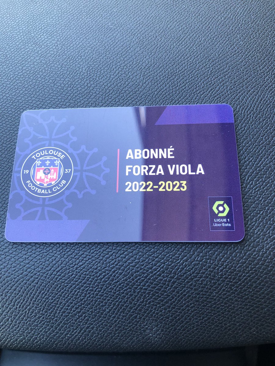 yveschaumien's tweet photo. AprĂšs avoir fait la queue pendant 1h jâai enfin pu rĂ©cupĂ©rer ma carte dâabonnĂ© du #TFC pour la saison 2022/2023 đ€
Merci au DG Olivier #Jaubert qui a eu pitiĂ© de nous et nous a offert des bouteilles dâeau car il faisait trĂšs chaud đ„”
#DeboutToujours
@ToulouseFC
#Ligue1 https://t.co/pKDvWR5hKd