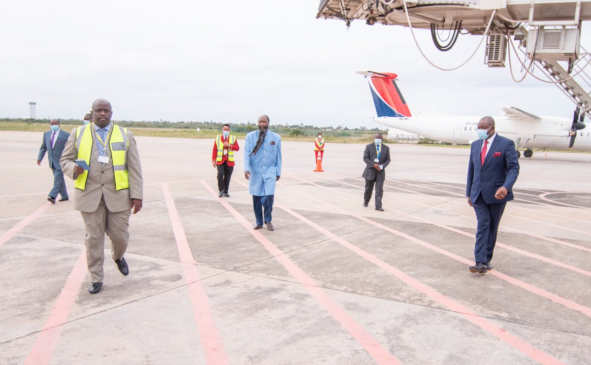 Benhams_'s tweet photo. THE MIGHTIEST MIGHTIEST PROPHETS OF THE LORD JEHOVAH escorted by Director of Intelligence to the Door of the Aircraft in Maputo Mozambique during the just ended Maputo Revival. #TheMaputoMission https://t.co/50FreZLo1z