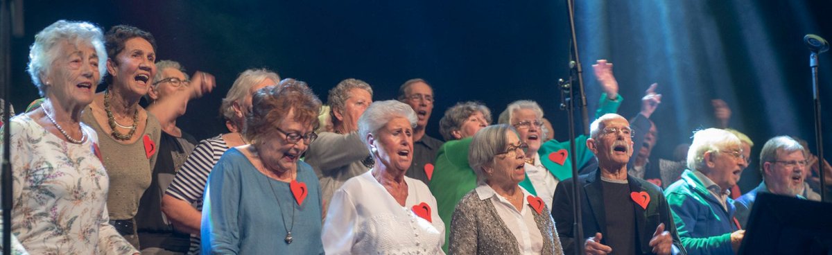.<a href="/zinnzorg/">ZINN</a> haalde poprockkoor Jong van Hart naar de zes locaties in Groningen. Honderden #ouderen genoten volop van de #muziek. Er werd druk meegeklopt op de tafel, getikt op de vloer, gezongen en zelfs gedanst: fnozorgvoorkansen.nl/activiteiten/z… #dementie