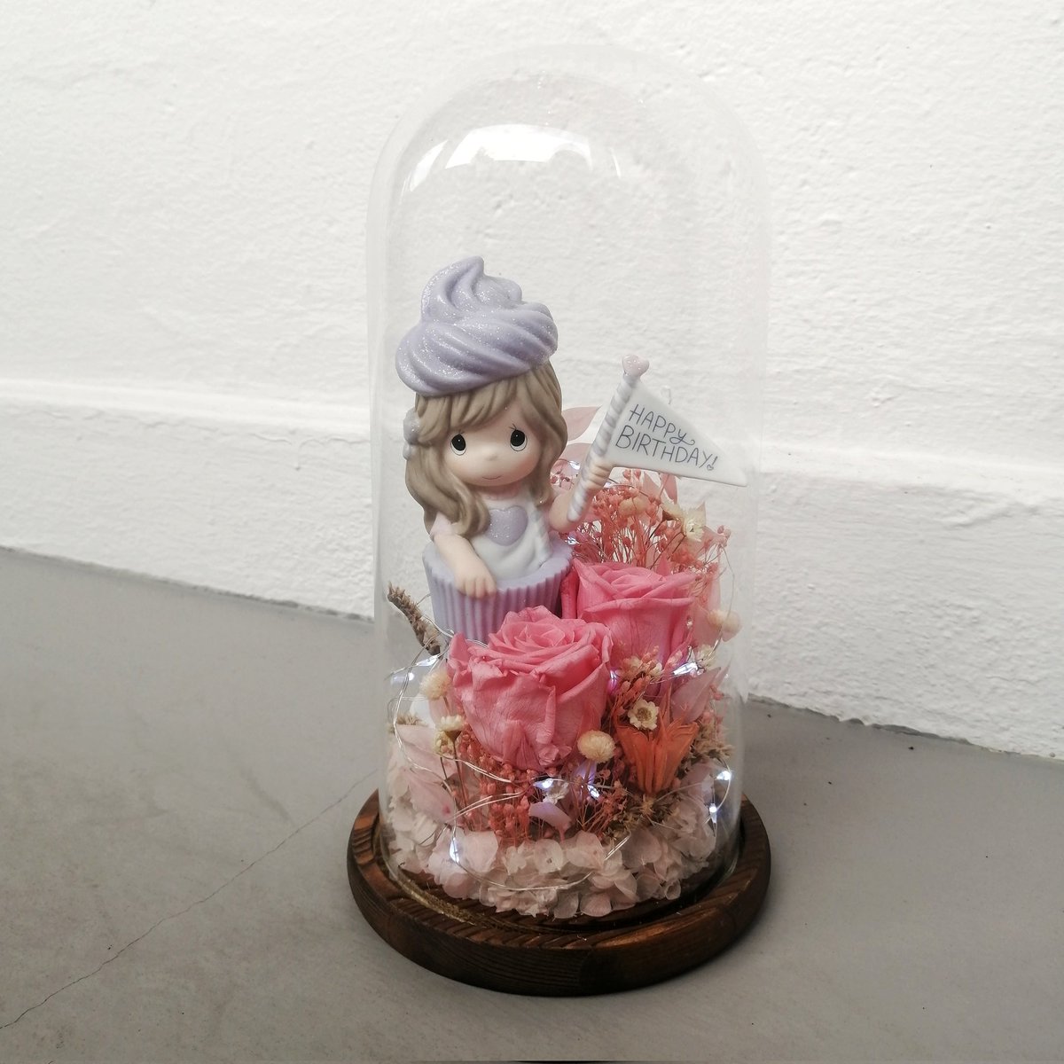 WhatTheFleur's tweet photo. Had a special request for this super adorable Precious Moments figurine in a glass dome with preserved flowers a little while back! 🌺

https://t.co/j4x1RZWN3R https://t.co/FebNbKOEXM