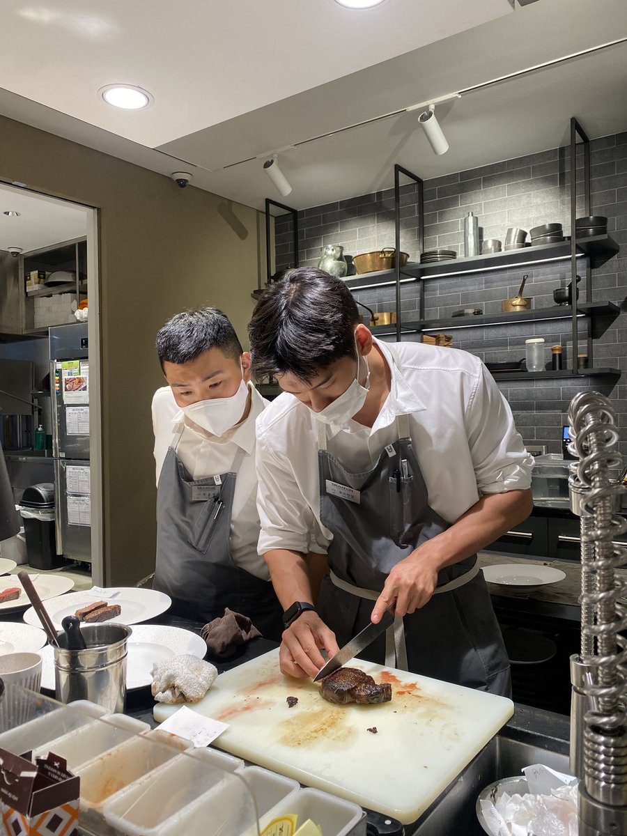 MONSTERGRP's tweet photo. [MEG Archive💾]

Chef #AustinKang hard in the works of preparing a course-dinner 🥩🥬🍧

늘 같은 셰프복을 입어도 늘 새로워!❤️‍🔥 언제나 잘생김을 유지하는 오스틴강의 요리 비하인드 함께봐요🥰

#Austin #AustinKang #오스틴강 #셰프 #MonsterEntertainmentGroup #MEG https://t.co/FR0gHLIcPP