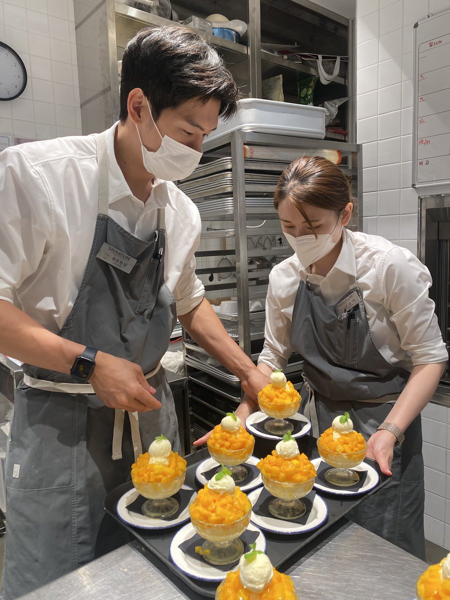 MONSTERGRP's tweet photo. [MEG Archive💾]

Chef #AustinKang hard in the works of preparing a course-dinner 🥩🥬🍧

늘 같은 셰프복을 입어도 늘 새로워!❤️‍🔥 언제나 잘생김을 유지하는 오스틴강의 요리 비하인드 함께봐요🥰

#Austin #AustinKang #오스틴강 #셰프 #MonsterEntertainmentGroup #MEG https://t.co/FR0gHLIcPP
