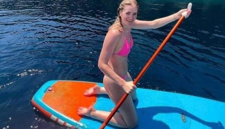 huysuzbilge's tweet photo. Norveç bu fotoğrafı eleştiriyor. Fotoğraftaki kadın ise Norveç Adalet Bakanı Emilie Mehl.
Nedeni; su sporu yaptığı sırada can yeleği kullanmayıp, Norveç yasalarına uymayıp kötü örnek olması.

Tweet bu kadar. https://t.co/hnJ98oRAh8