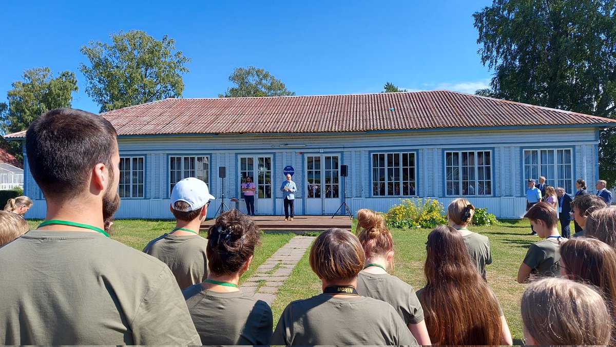 JaanParn's tweet photo. #PresidentofEstonia Alar Karis opening the 25th anniversary Globe Research and Learning Expedition @Kaesmu! Proud to lead the #peat #soil training and research sessions! #GlobeEesti #TheGlobeProgram https://t.co/SdaJ8Izflh