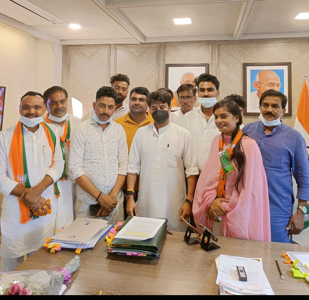 JM_Scindia's tweet photo. मुरैना से जिला पंचायत अध्यक्ष आरती गुर्जर जी, उपाध्यक्ष श्री बनवारी लाल धाकड़ जी एवं अन्य पंचायत प्रतिनिधियों से शिष्टाचार भेंट कर उज्ज्वल कार्यकाल की शुभकामनाएं दी।

मप्र की प्रगति हम सबकी जिम्मेदारी है और यह ध्येय हम सभी के सहयोग से प्राप्त होगा। https://t.co/s64aG9z2Hw