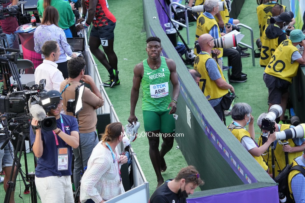 MakingOfChamps's tweet photo. 👏👏"Nigerian Nightmare...." That was quite easy from #TeamNigeria's Favour Ashe. The Nigerian champion got out from the blocks, opened a good lead, then just about jogging his way to secure an automatic spot winning heat 1 of men's 100m in a time of 10.12s.  #Birmingham2022 https://t.co/M3lHD0AaGr