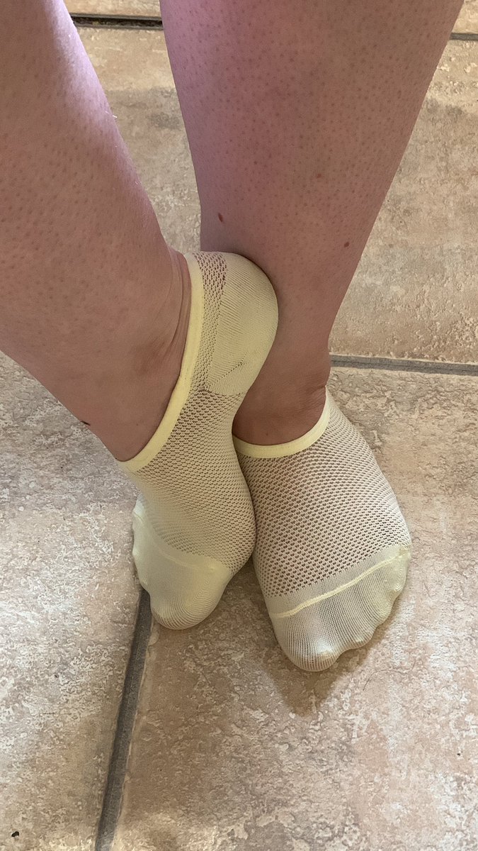 PinkSparkle38's tweet photo. Tootsie Tuesday!! 

See those white toes peeking through..

I saw you shift as you try to hide your hard c0ck..

https://t.co/ojE1TtJtZW

Foot • Feet • Footlover • Feetlover• Prettyfeet • Cutefeet • Foot pics • Fetish • Feet content • Toes • Soles • Arches • Princess https://t.co/YnttIRBm7Z