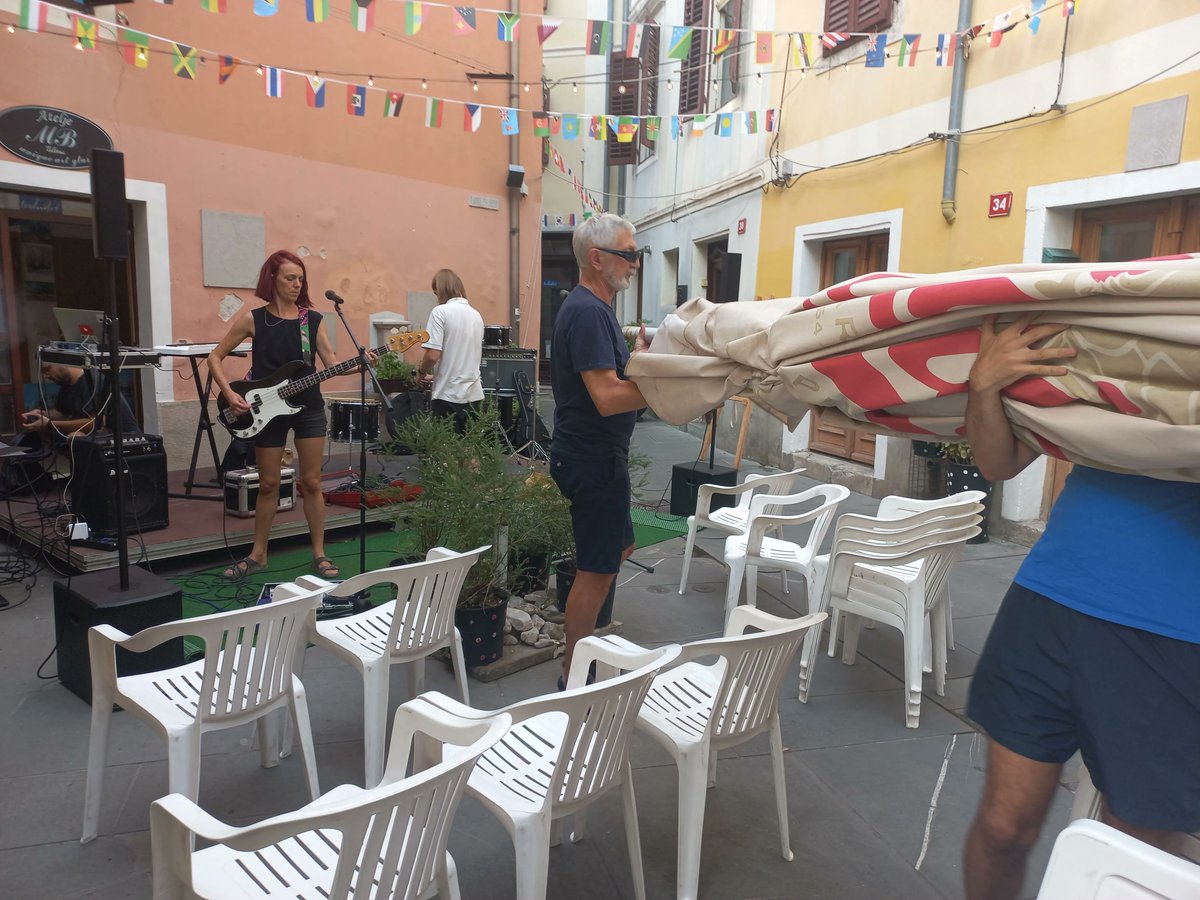 Kako so slišati poletni glasbeni večeri na Largu pri špini v Izoli, kjer lahko obiskovalci prisluhnejo slovenskim izvajalcem in avtorjem le nekaj korakov stran od dnevne sobe Draga Misleja Mefa? 

#Kulturnice 🎼 ⬇️ 
bit.ly/3oQ758m