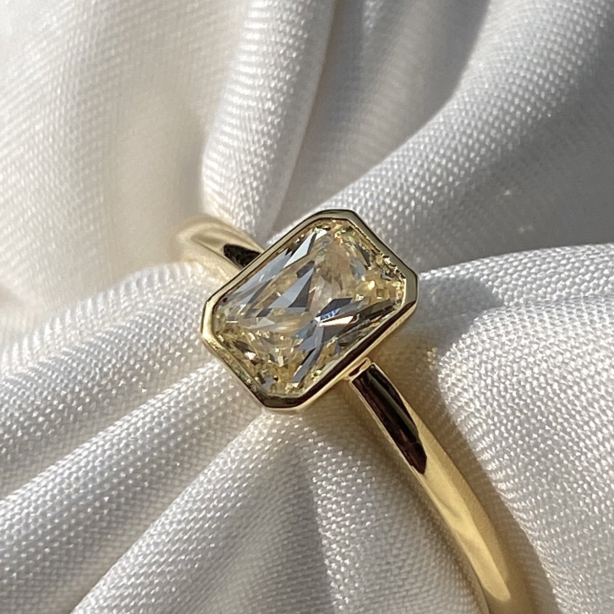hellomelati's tweet photo. Love sangat design cincin ni, nampak exclusive betul! 😍
Plus free engraving for our customers 💛 https://t.co/TEmiLyMy3q