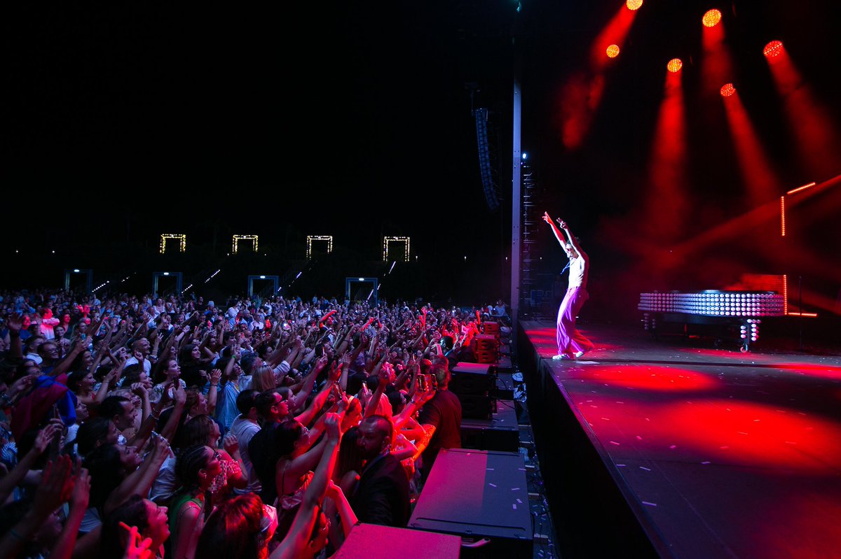 mikasounds's tweet photo. É stato bello tornare in Italia, in Sardegna dopo tanto tempo per uno show che ci ha fatti ritrovare. Io, voi, e anche l’amico @Fiorello! Ci rivedremo presto!
📷Elisabetta Messina
🎥Forte Arena
@Forte_Village #fortearena https://t.co/MtydeMnlZC