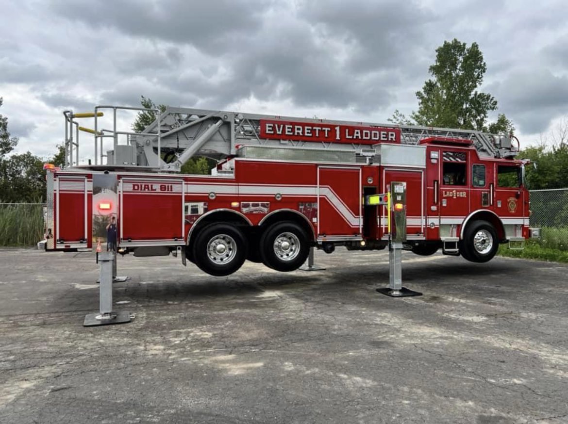 FStringing's tweet image. 3 Everett Fire Fighters along with their mechanic out in Appleton Wisconsin during their final inspection for the new Ladder one Truck @IAFFLocal143 @EverettMaFire