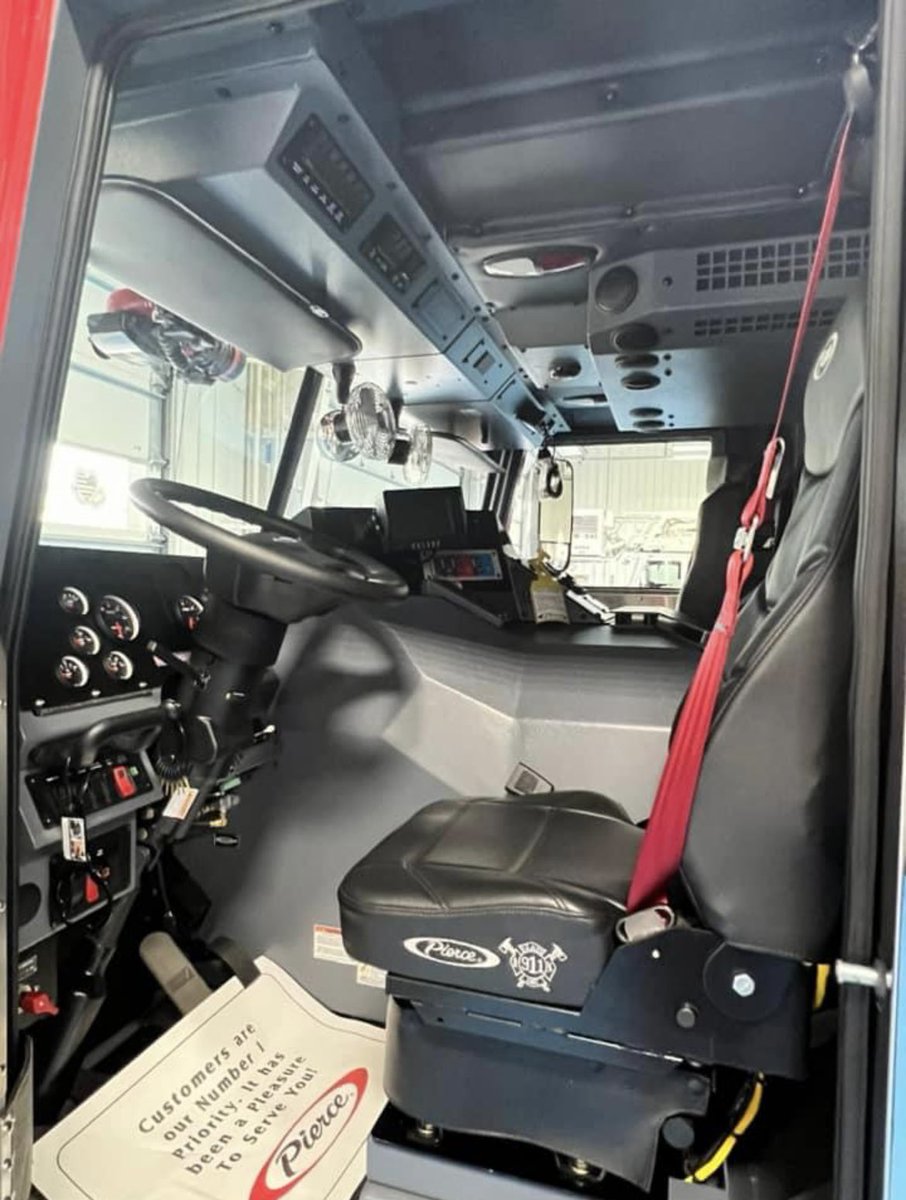 FStringing's tweet image. 3 Everett Fire Fighters along with their mechanic out in Appleton Wisconsin during their final inspection for the new Ladder one Truck @IAFFLocal143 @EverettMaFire