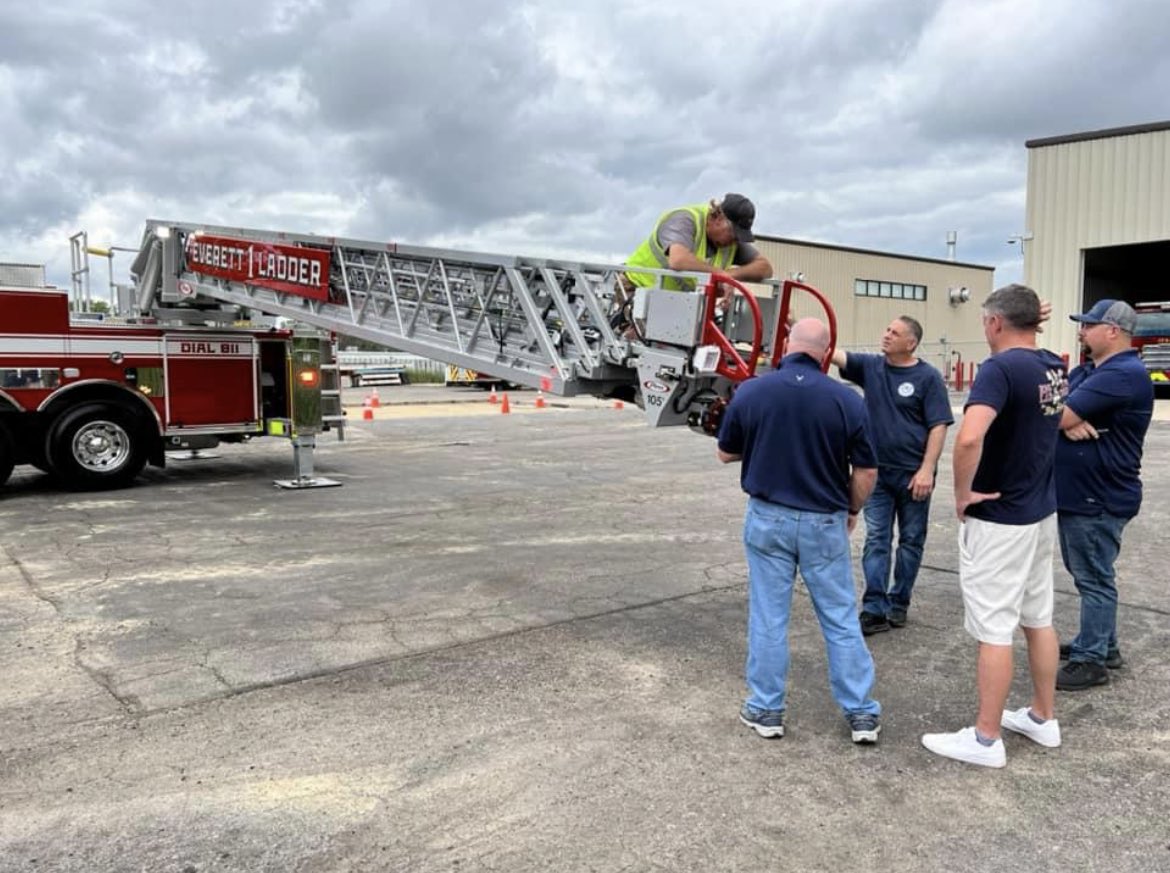 FStringing's tweet image. 3 Everett Fire Fighters along with their mechanic out in Appleton Wisconsin during their final inspection for the new Ladder one Truck @IAFFLocal143 @EverettMaFire