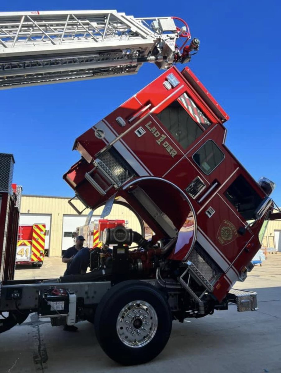 FStringing's tweet image. 3 Everett Fire Fighters along with their mechanic out in Appleton Wisconsin during their final inspection for the new Ladder one Truck @IAFFLocal143 @EverettMaFire