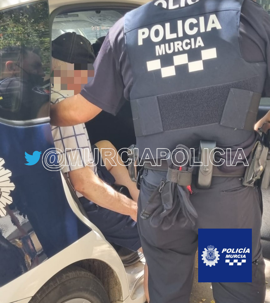 Agentes del grupo de #Beniaján localizaron ayer a un anciano que se encontraba desorientado en #SanJosédelaVega.

Tras localizar a una hija fue trasladado a su domicilio en buen estado.