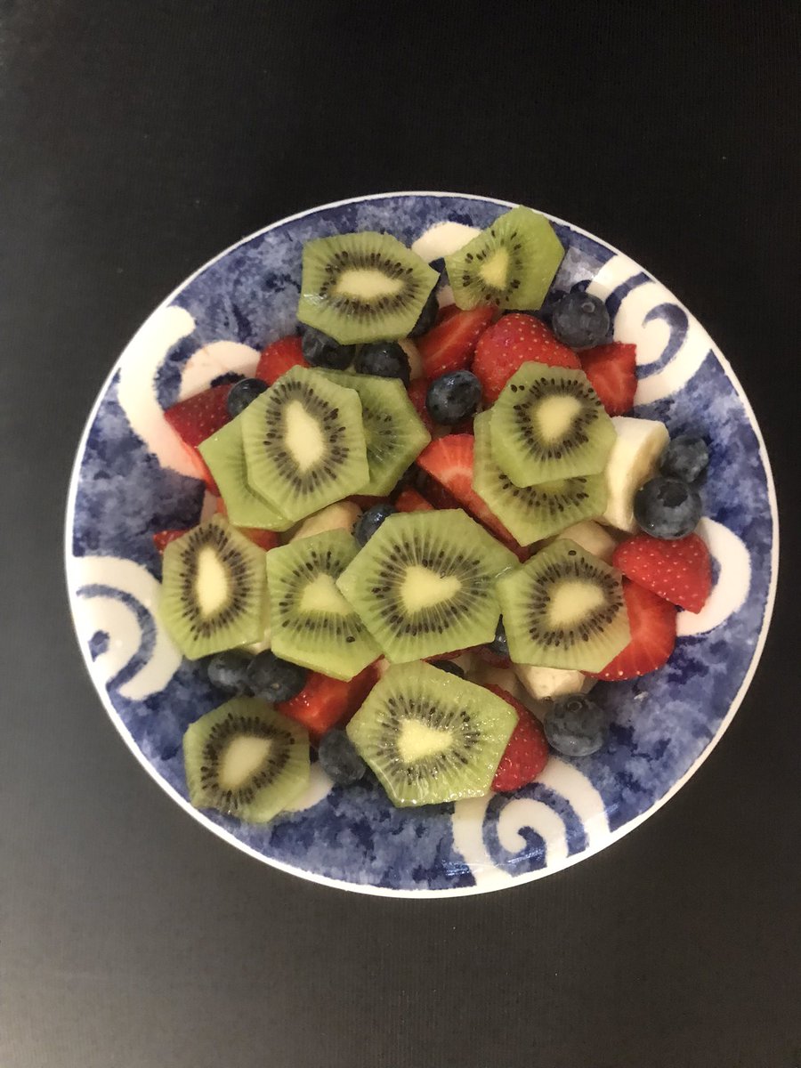 Breakfast of (vegan) champions 🌱🍓 🫐 🥝 🍌 🌱