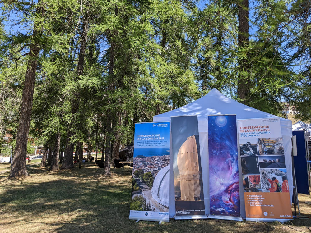 ObsCoteAzur's tweet photo. 🌳 🛰 L'@obscoteazur était présent au festival #AstroValberg avec des conférences scientifiques et un stand pour présenter les cubesats construits à Nice ! 🛰 🌳 Evenement organisé par le dpt des @alpesmaritimes
👉 https://t.co/0SY6IpvK9L https://t.co/m3Q3aLOgDb