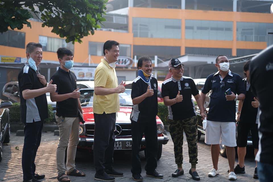HusinShihab's tweet photo. Gaya doi ini kayak lecehin Polisi banget. Padahal sdh jadi TSK malah santai touring kayak gak berdosa dalam kasus penistaan agama Budha. 

Mestinya sebagai publik figure memberi contoh yg baik ketika statusnya menjadi TSK. Ini kok kayak ngeledek? https://t.co/dT8qRnkAaG