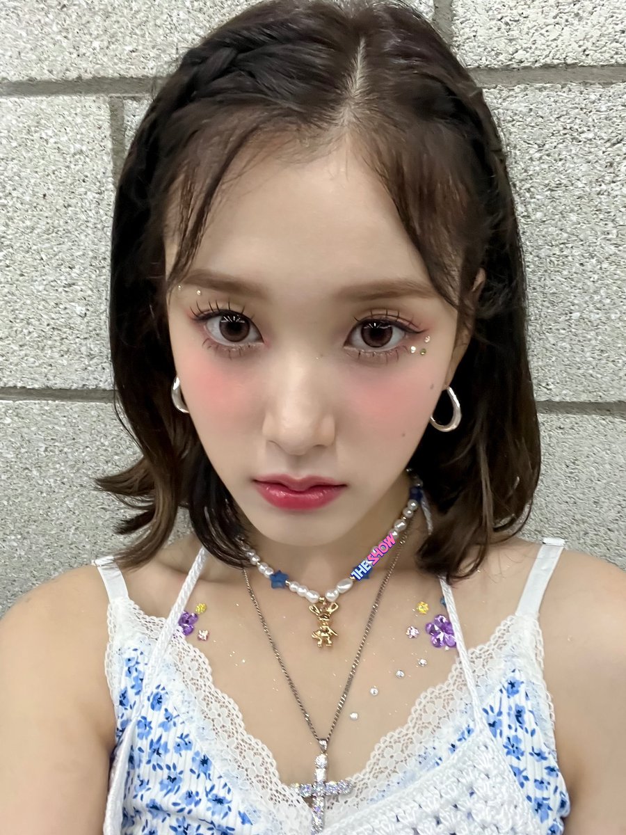 yeeunilla's tweet photo. Crocheted affections, braided amminity. Eyes twinkling like jewels. Bringing you the year 2000 back to the future. 💟 https://t.co/wuMgmrP4XP