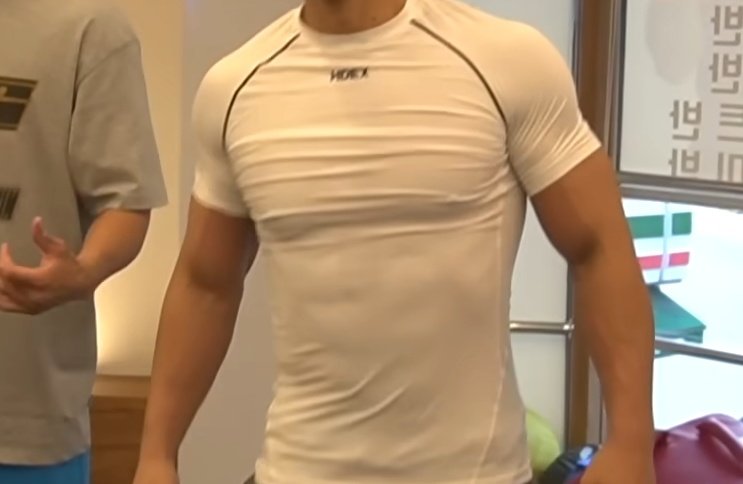 진짜 복근이 그냥 옷을 입어도 선명히 보인다..