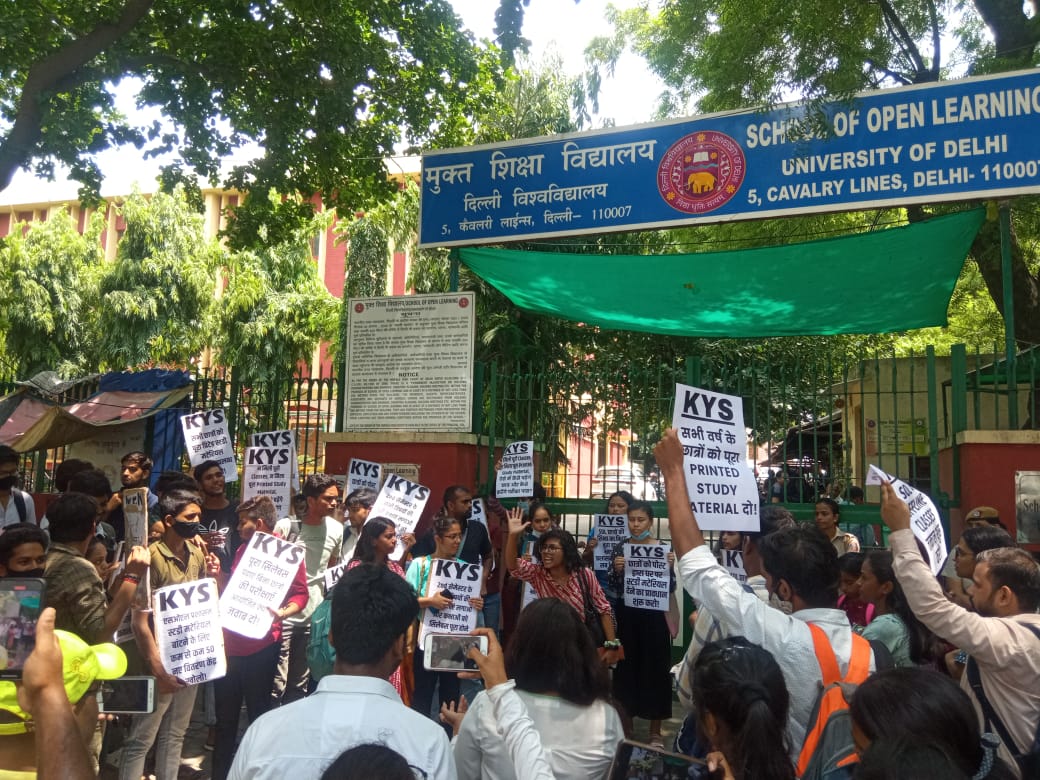 krantikari_yuva's tweet photo. SOL students' massive protest demonstration outside the SOL Building in North Campus, DU. ✊🏾

Students gathered to protest the rampant mismanagement of the administration, lack of printed study material and classes even as exams are scheduled to begin within this week. https://t.co/2WpeIMLiV6