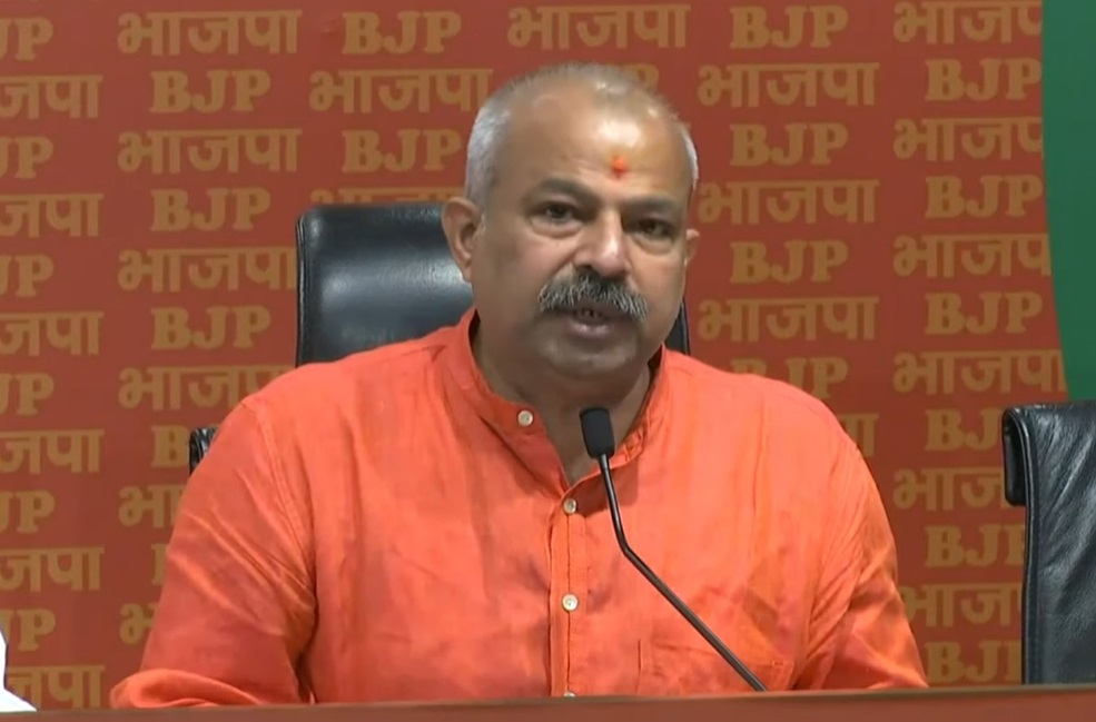 BJP Rajasthan (@bjp4rajasthan) on Twitter photo рдЗрд╕реА рдХреИрдмрд┐рдиреЗрдЯ рд░рд┐рдкреЛрд░реНрдЯ рдореЗрдВ рдпреЗ рднреА рдХрд╣рд╛ рдЧрдпрд╛ рд╣реИ рдХрд┐ рд╢рд░рд╛рдм рдХреА рдмреЛрддрд▓реЛрдВ рдХреА рдмрд┐рдХреНрд░реА рдЬреНрдпрд╛рджрд╛ рд╣реБрдИ рд╣реИред рдПрдХ рддрд░рдл рдпреЗ рд░рд╛рдЬрд╕реНрд╡ рдХреЗ рдиреБрдХрд╕рд╛рди рдХреА рдмрд╛рдд рдХрд░ рд░рд╣реЗ рд╣реИрдВ, рджреВрд╕рд░реА рддрд░рдл рд╢рд░рд╛рдм рдХреА рдмреЛрддрд▓реЗрдВ рдЬреНрдпрд╛рджрд╛ рдмрд┐рдХреА рд╣реИрдВред
рдпрд╛рдирд┐, рджрд┐рд▓реНрд▓реА рд╕рд░рдХрд╛рд░ рдХреЗ рдЦрдЬрд╛рдиреЗ рдХреЛ рдЧрд▓рдд рддрд░реАрдХреЗ рд╕реЗ рд▓реВрдЯрд╛ рдЧрдпрд╛ рдФрд░ рд╢рд░рд╛рдм рдорд╛рдлрд┐рдпрд╛рдУрдВ рдХреЛ рдЕрдзрд┐рдХ рдлрд╛рдпрджрд╛ рдкрд╣реБрдВрдЪрд╛рдпрд╛ рдЧрдпрд╛ рд╣реИред рдЗрд╕реА рдХреИрдмрд┐рдиреЗрдЯ рд░рд┐рдкреЛрд░реНрдЯ рдореЗрдВ рдпреЗ рднреА рдХрд╣рд╛ рдЧрдпрд╛ рд╣реИ рдХрд┐ рд╢рд░рд╛рдм рдХреА рдмреЛрддрд▓реЛрдВ рдХреА рдмрд┐рдХреНрд░реА рдЬреНрдпрд╛рджрд╛ рд╣реБрдИ рд╣реИред рдПрдХ рддрд░рдл рдпреЗ рд░рд╛рдЬрд╕реНрд╡ рдХреЗ рдиреБрдХрд╕рд╛рди рдХреА рдмрд╛рдд рдХрд░ рд░рд╣реЗ рд╣реИрдВ, рджреВрд╕рд░реА рддрд░рдл рд╢рд░рд╛рдм рдХреА рдмреЛрддрд▓реЗрдВ рдЬреНрдпрд╛рджрд╛ рдмрд┐рдХреА рд╣реИрдВред
рдпрд╛рдирд┐, рджрд┐рд▓реНрд▓реА рд╕рд░рдХрд╛рд░ рдХреЗ рдЦрдЬрд╛рдиреЗ рдХреЛ рдЧрд▓рдд рддрд░реАрдХреЗ рд╕реЗ рд▓реВрдЯрд╛ рдЧрдпрд╛ рдФрд░ рд╢рд░рд╛рдм рдорд╛рдлрд┐рдпрд╛рдУрдВ рдХреЛ рдЕрдзрд┐рдХ рдлрд╛рдпрджрд╛ рдкрд╣реБрдВрдЪрд╛рдпрд╛ рдЧрдпрд╛ рд╣реИред