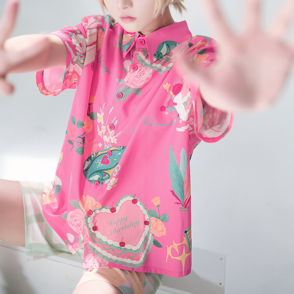 ManusxMachina's tweet photo. 花瓶の花束と洋菓子ブラウスとハーフパンツ
 https://t.co/KfgEQLDxv0 
明るく華やかなピンクに、色とりどりの花や、洋菓子が描かれたブラウスと、爽やかなライトグリーンのチェック柄のハーフパンツ。甘やかで可愛らしいものに囲まれた空想世界に誘われたみたい。夢心地の気分にさせてくるアイテム。 https://t.co/OHNz4t6bZ0