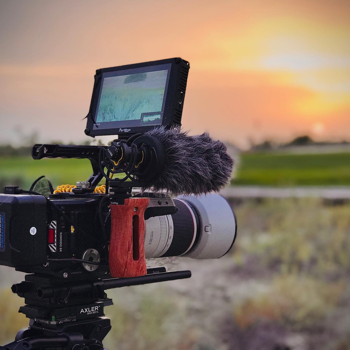 Portkeys_global's tweet photo. Immerse yourself in the beautiful sunset with KOMODO and HS7T II monitor❤️❤️

📷: Robert Wedderburn Productions

#videography #producers #reddigitalcinema #cameragear #redkomodo #camerasetup #redcamerausers #portkeys https://t.co/LbfcubBfzE