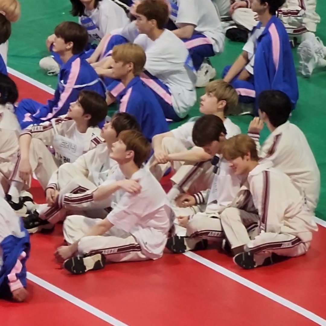 dri_mewtwo's tweet photo. 어제 창욱이 어깨에 벌레물렸는지 뭐가 났는지 긁적긁적거리다가 멤버들 보여주려해서 민서가 팔로 가려줬다ㅠㅠㅋㅋㅋㅋ 섬세한 민서.. 
그리고 갑자기 배도 냅다 까려고해서 그것도 가려줌,,😅 https://t.co/BtNbE18FA4