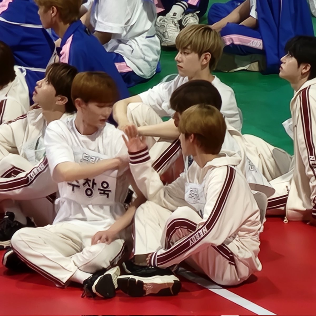 dri_mewtwo's tweet photo. 어제 창욱이 어깨에 벌레물렸는지 뭐가 났는지 긁적긁적거리다가 멤버들 보여주려해서 민서가 팔로 가려줬다ㅠㅠㅋㅋㅋㅋ 섬세한 민서.. 
그리고 갑자기 배도 냅다 까려고해서 그것도 가려줌,,😅 https://t.co/BtNbE18FA4