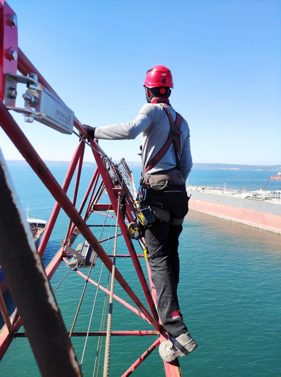 Kule vinçler, yoğun yüksekte çalışma gerektiren iş ekipmanlarındandır. Bu alanlarda yapılan çalışmalarda yüksekten düşme sonucu hayatını kaybetme riski kaçınılmazdır. 

Varf Safety olarak kule vinçlerde sunduğumuz çözümlerle bu riskleri ortadan kaldırabilirsiniz.
#yaşamhattı