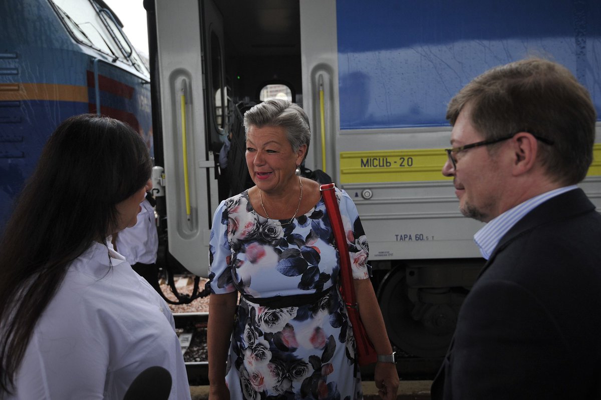 1/2 Arriving at Kyiv station for discussions with 🇺🇦 Ukrainian Govt. authorities. I’m here to discuss ▪️practical implementation of Temporary Protection Directive. ▪️steps of 🇪🇺 accession ▪️most importantly, EU’s unwavering support for Ukraine and its people. Since 4 March…