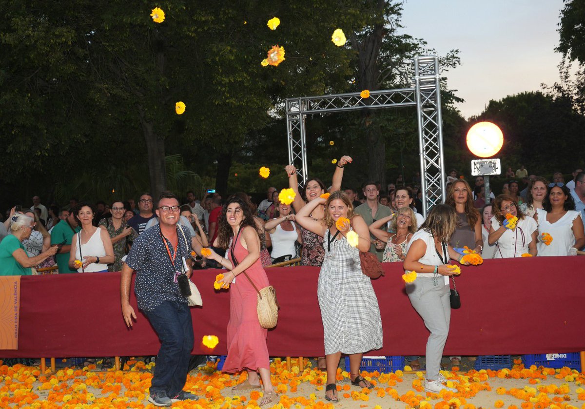 nachofuertesgc's tweet photo. 🌸 Moltes hores de treball perquè isca tot perfecte en la batalla més bonica del món, la #BatalladeFlors.

Amb uns equips que ho fan tot més fàcil. 🫶

Gràcies @JCF_Valencia @festesdeVLC @GranFiraVLC @AjuntamentVLC. ❤️

#ComunicacióJCF https://t.co/2UCwgbvNOk