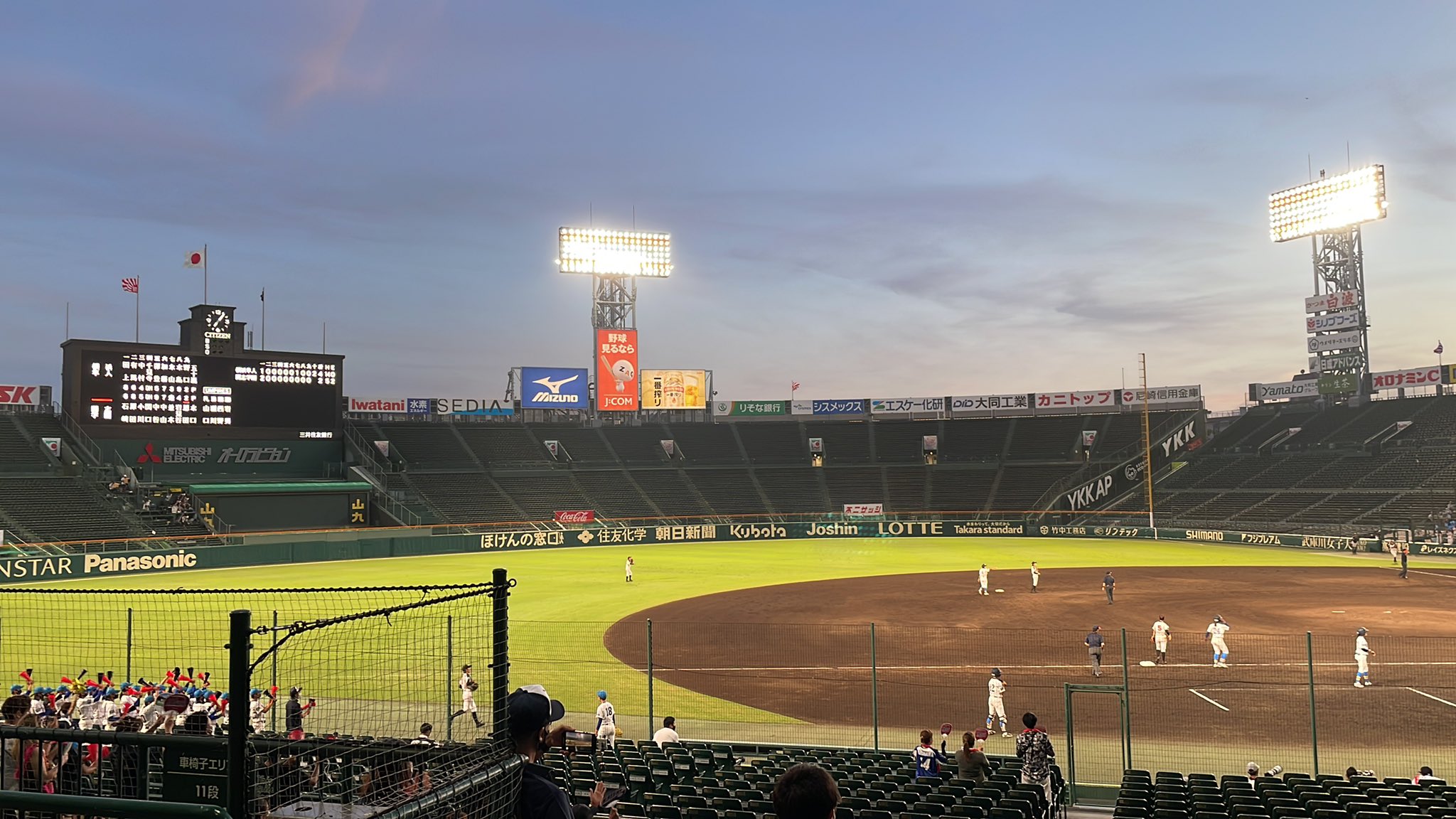 تويتر 今村優莉 على تويتر 試合開始から3時間経ち 甲子園球場をナイターのライトが煌々と照らしています 延長10回オモテ 横浜隼人 が勝ち越しています 開志学園 拡がれ女子野球 高校野球 女子野球 阪神甲子園 T Co Lewzuq6rav