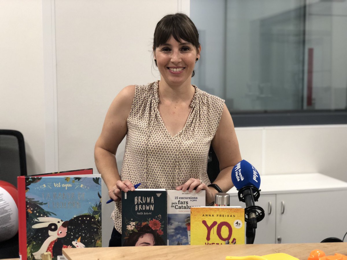 PremiaMedia_'s tweet photo. La directora de la @bibliotecabmr, Cristina Sánchez, ens visita per fer balanç del curs i recomanar-nos lectures d'estiu! https://t.co/7bAb2PZAS0