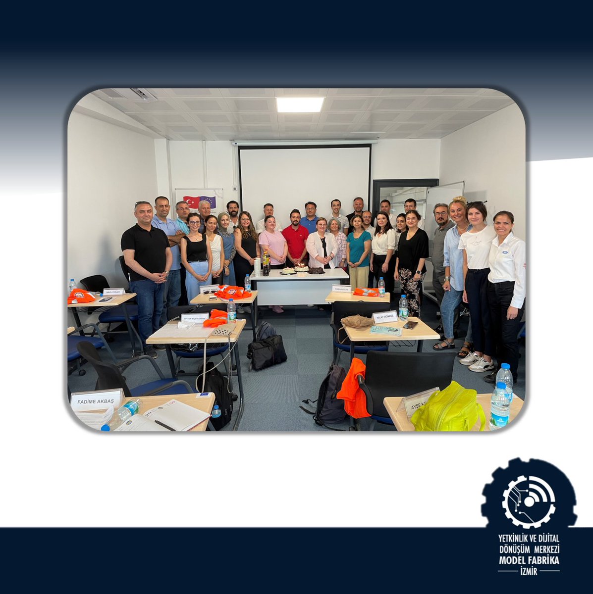 T.C. Sanayi ve Teknoloji Bakanlığı, TÜBİTAK TÜSSİDE ve UNDP Türkiye işbirliği ile yürütülen Model Fabrika Eğitmen Yetiştirme Programı Modül 3 - 2. Grup etkinliğini İzmir Yetkinlik ve Dijital Dönüşüm Merkezi'nde keyif ve başarı ile tamamladık.
