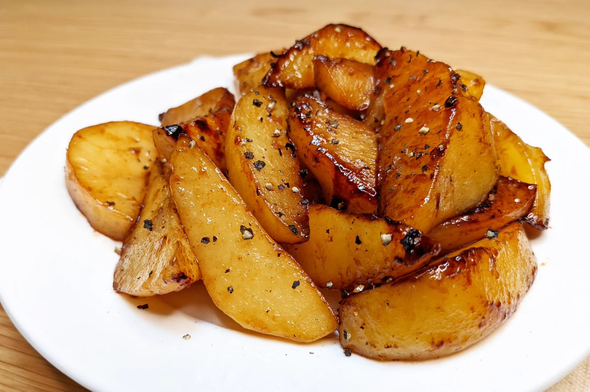 これは美味しそう！バターと鶏ガラ醤油のおつまみ焼きポテト‼