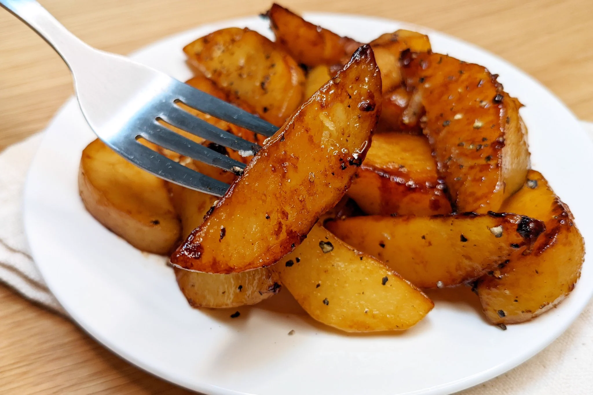 これは美味しそう！バターと鶏ガラ醤油のおつまみ焼きポテト‼