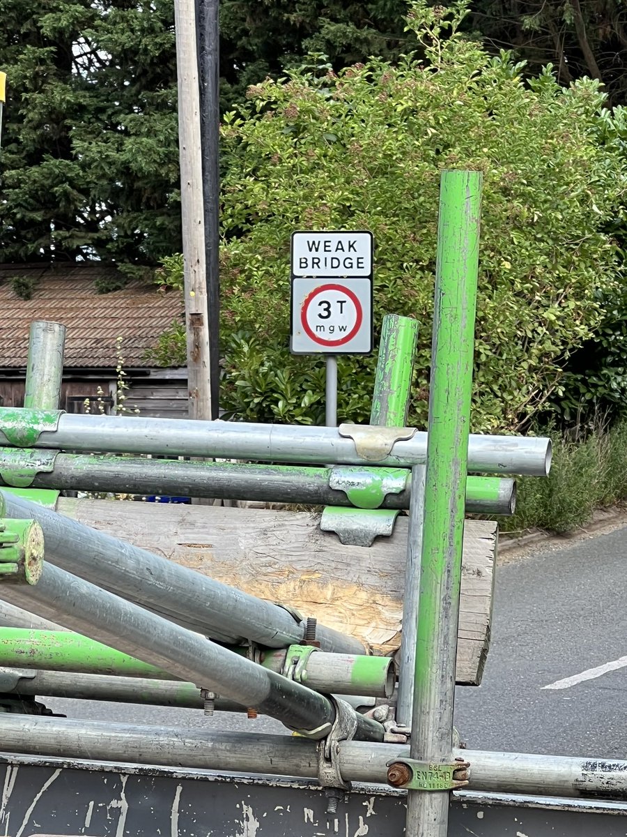 NSRAPT's tweet photo. Several drivers dealt with for contravening the 3T MGW weight limit in #Kentford this morning by #CVU, including the driver of this scaffolding vehicle who had no valid licence or insurance & an insecure load. Vehicle seized #S165
@MildnhallPolice
#PC1787 #PC1320 https://t.co/kIzjIDAjal