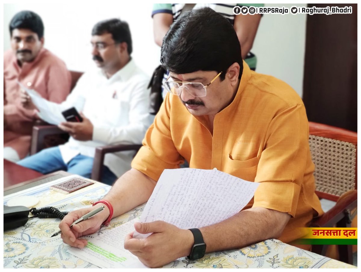 JSDL_Official's tweet photo. आज नागपंचमी के शभ अवसर पर राजभवन बेंती (कुण्डा) में आये क्षेत्रवासियों की समस्याओं का त्वरित निस्तारण करते हुए जनसत्ता दल के राष्ट्रीय अध्यक्ष माननीय श्री राजा भइया जी। https://t.co/VnRVBsNdH2