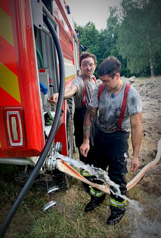 HasiciL's tweet photo. Akce Hřensko:
Druhý den se našich 5 borců špiní v kopcích nad Hřenskem. 🚒👍🔥#redflyingingot #hasiciletnany #firerats https://t.co/AcgzIOUmhk