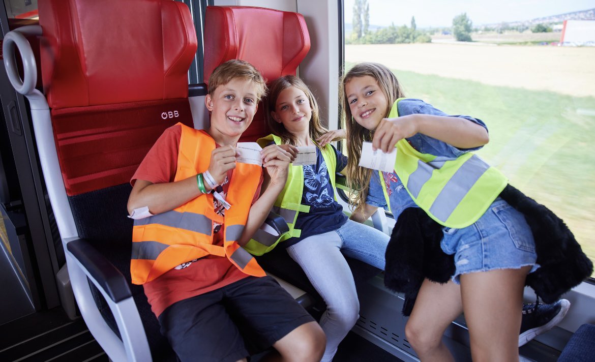 Ch_Seif_'s tweet photo. Im Rahmen des Eisenstädter Ferienspiels waren die ÖBB zu Gast, um mehr als 100 Kindern im Alter von 6 bis 12 Jahren auf unterhaltsame und interessante Weise das richtige Verhalten in Zug und Bus sowie an Haltestellen und in der Nähe von Bahnanlagen zu vermitteln. https://t.co/GhFG8ymMCa