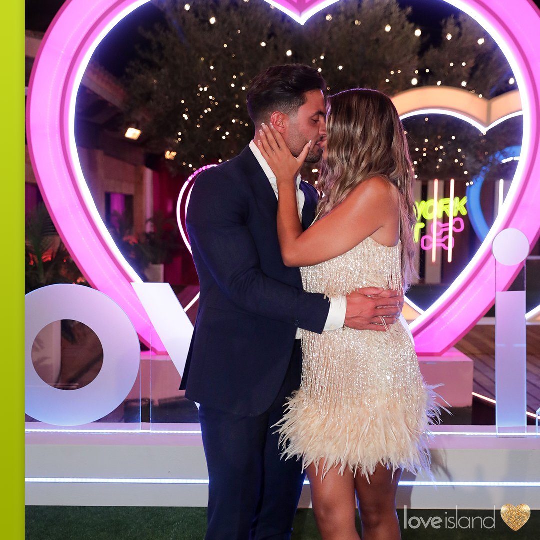 LoveIsland's tweet photo. 💖 About last night 💖 #LoveIsland https://t.co/I9nwMO01oc